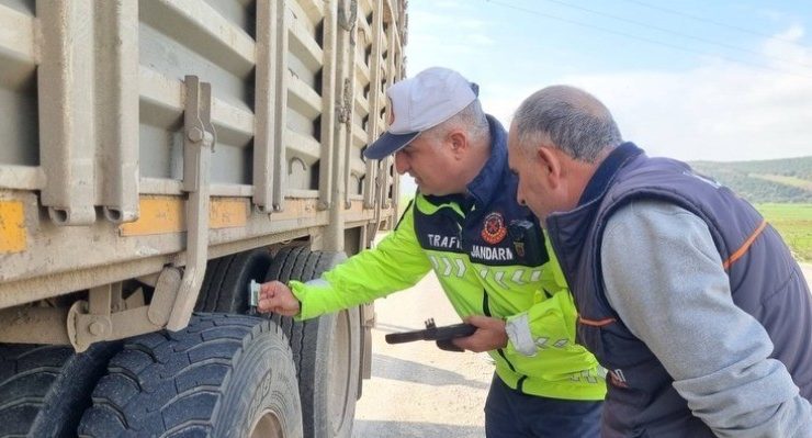 Jandarmadan ticari araçlara kış lastiği denetimi
