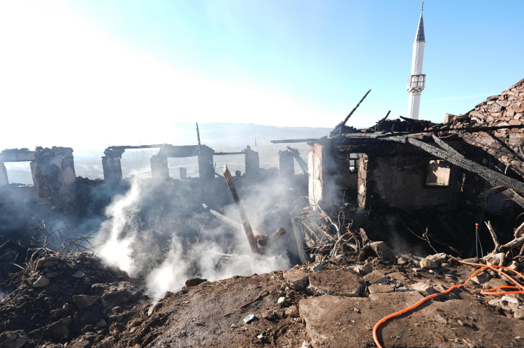 Manisa’da Başkan Dutlulu yangın bölgesinde