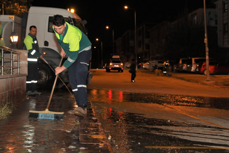 Keçiören’de pazar sonrası hijyen seferberliği