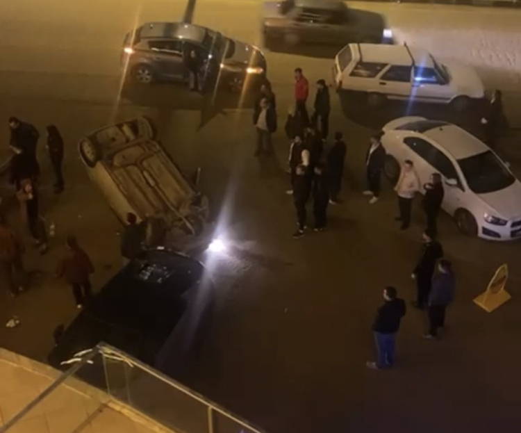 Düzce’de otomobil binaya çarpıp devrildi: 2 yaralı!