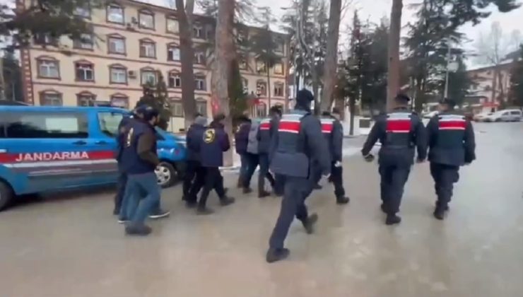 JASAT’TAN BİLECİK’TE DOLANDIRICILARA GEÇİT YOK: 5 ŞÜPHELİ TUTUKLANDI