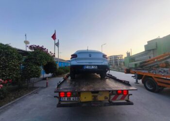 BABASININ ÇALIŞTIĞI İŞ YERİNE ARACI İLE ZORLA GİRMEK İSTEDİ