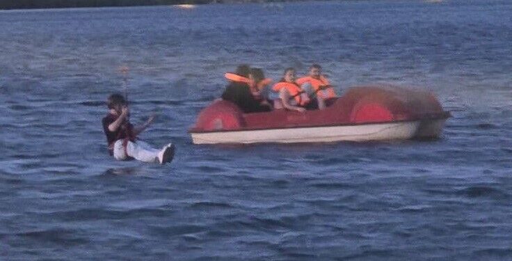 ZİPLİNEDE MAHSUR KALAN VATANDAŞI DENİZ BİSİKLETİYLE GÖLETTE GEZENLER KURTARDI