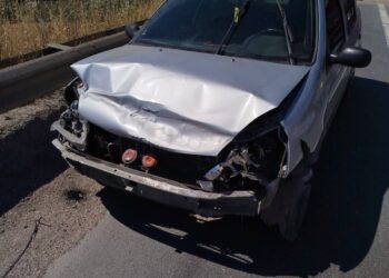 DİREKSİYON BAŞINDA BAYGINLIK GEÇİREN SÜRÜCÜ REFÜJE ÇARPTI: 1 YARALI