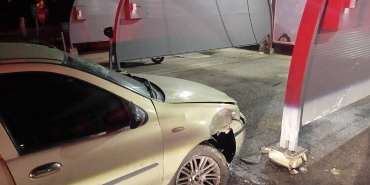OTOMOBİL SÜRÜCÜSÜ AKARYAKIT İSTASYONUNUN YIKAMA ALANINA ÇARPTI: 4 YARALI