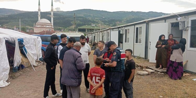 MEVSİMLİK İŞÇİLERE JANDARMA DENETİMİ