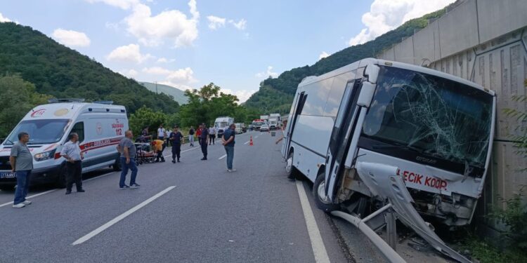 Pazaryeri’nde Korkutan Kaza! Midibüs Tıra Arkadan Çarptı: 6 Yaralı