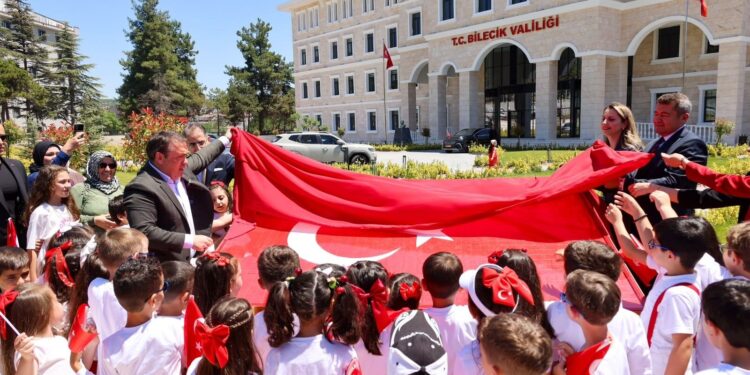 1071 ÖĞRENCİNİN EMEĞİYLE HAZIRLANAN MOZAİK TÜRK BAYRAĞI AÇILDI